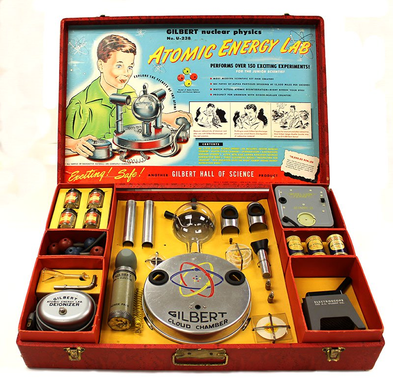 Illustration for article titled Envenenamiento por cianuro o materiales radioactivos: los peligros que incluían los juegos de química para niños en el pasado